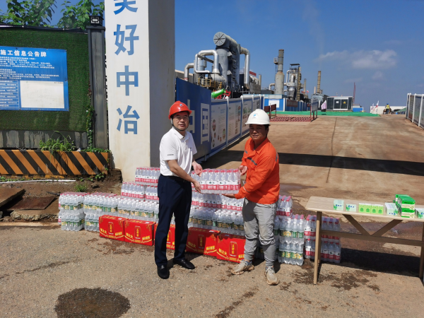 深入一線送清涼,絲絲關愛暖人心2.png 深入一線送清涼,絲絲關愛暖人心2.png