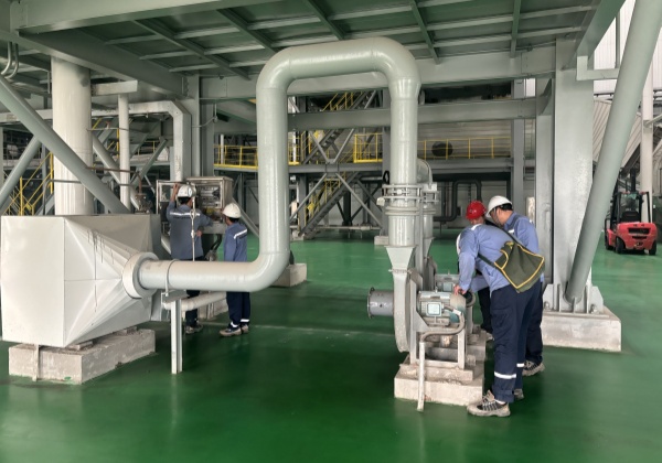 4號(hào)爐SCR稀釋風(fēng)機(jī)檢修.jpg 4號(hào)爐SCR稀釋風(fēng)機(jī)檢修.jpg