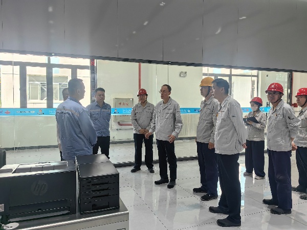 鞍鋼集團董事長譚成旭蒞臨集控室參觀指導1_副本.jpg 鞍鋼集團董事長譚成旭蒞臨集控室參觀指導1_副本.jpg